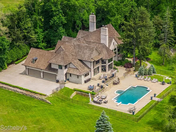 26377 Willowgreen Dr, Franklin, MI 48025