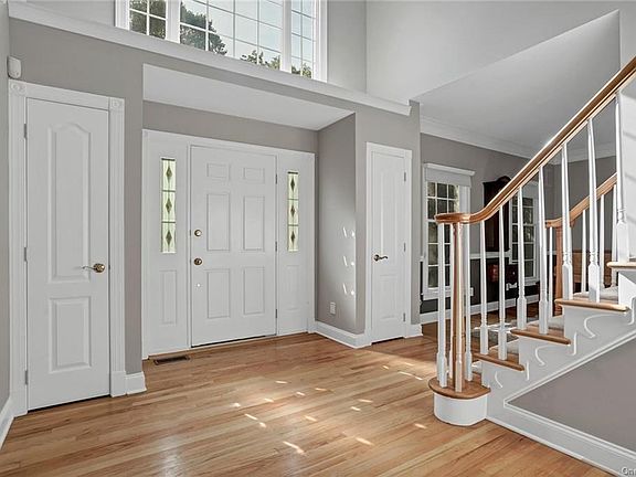 3rd image of 18 Wellington Ln