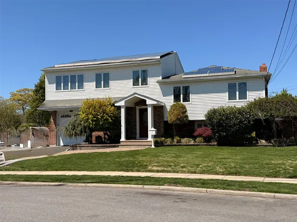 345 Oconnor Road, North Babylon, NY 11703