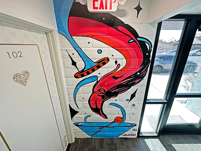 DLUX Lofts - Modern Downtown Studios — Photo 25