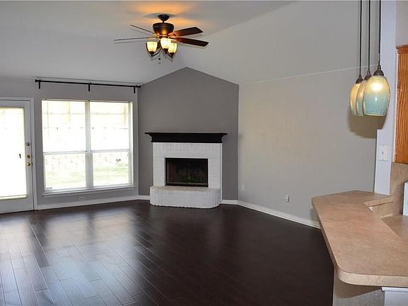 4th image of 2620 Emerald Ln