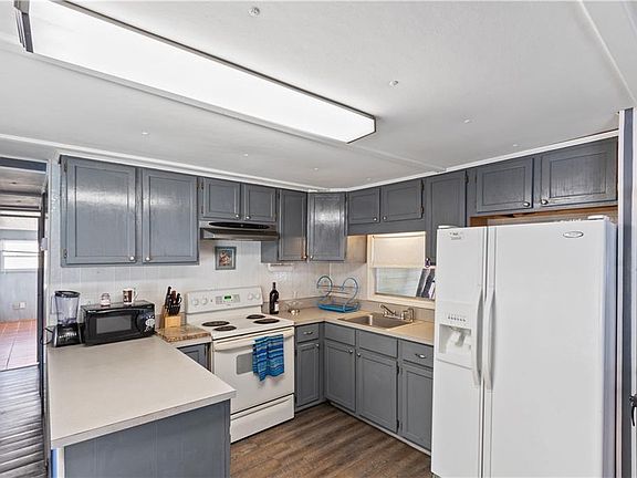 4th image of 33502 Barksdale Dr