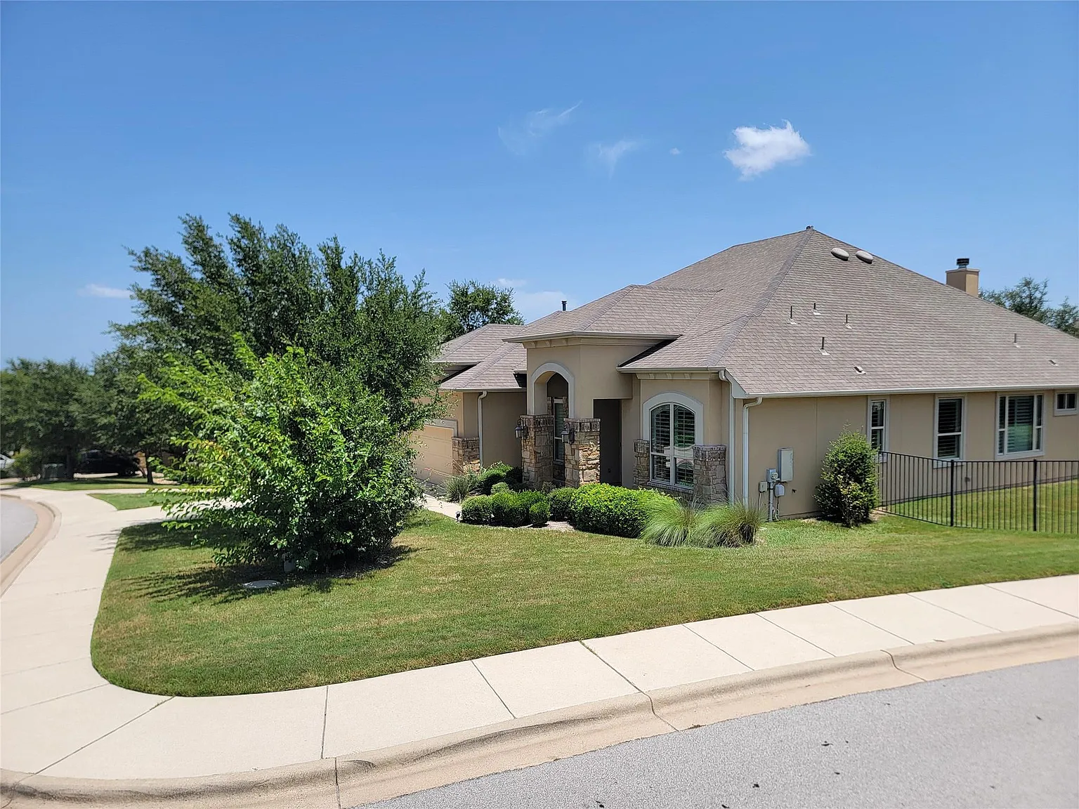 4 bed, 3.5 bath, 2980 sqft, $4,500 — Photo 2