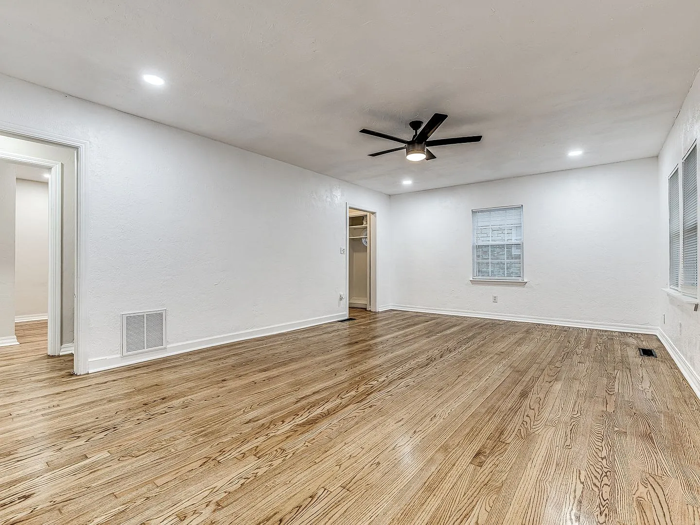 Charming Central Okc/Venice Neighborhood Home / 3 Bed/2 Bath / Refrigerator/ W&D Included / Detac... — Photo 4