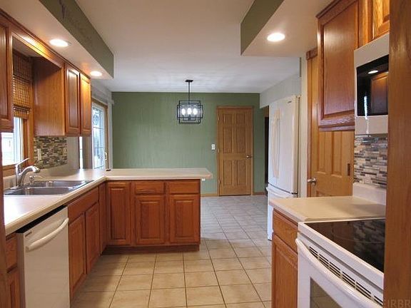 3rd image of 835 Breckenridge Dr