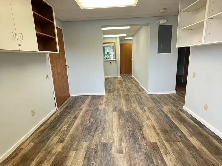402 W Walnut St — Photo 5