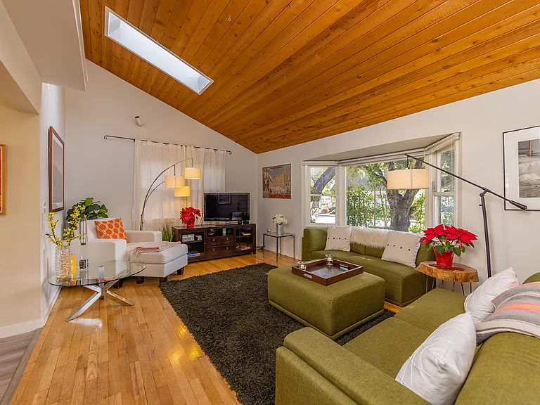 E Aliso St — Photo 2
