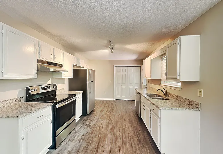 125 Azalea Dr — Photo 3