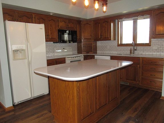2nd image of 1621 Oakwood Dr