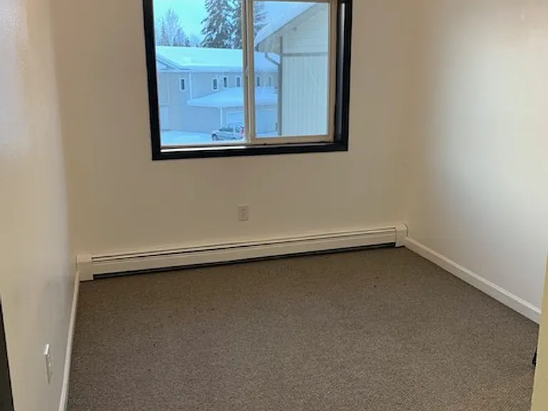 4770 Glasgow Dr — Photo 9