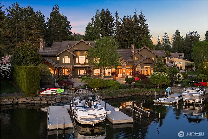 3rd image of 3607 E Lake Sammamish Shore Lane NE