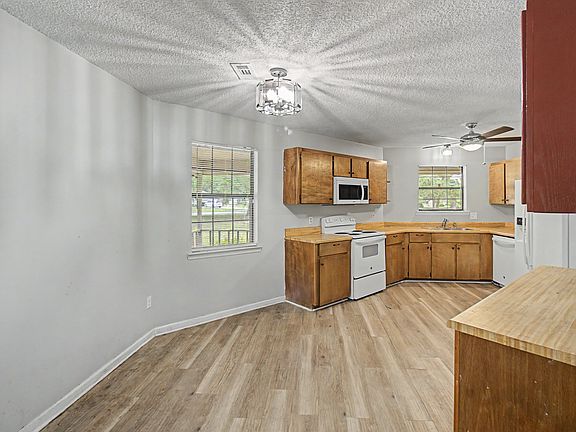 5th image of 21 Pinewood Ln