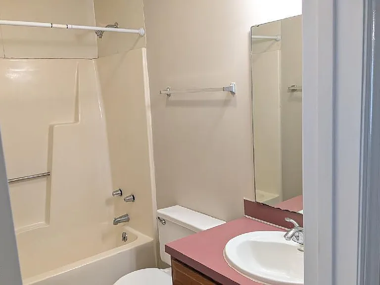 143 W Victoria Ct #F — Photo 5
