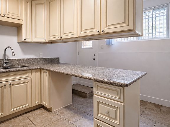 5th image of 1037 N Genesee Ave APT 11