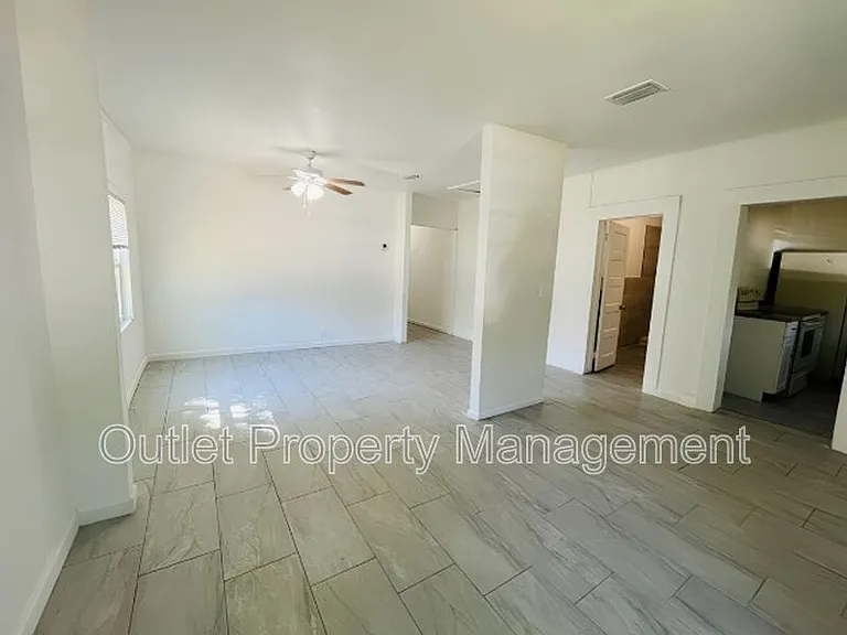 918 E 10th St #918B — Photo 3