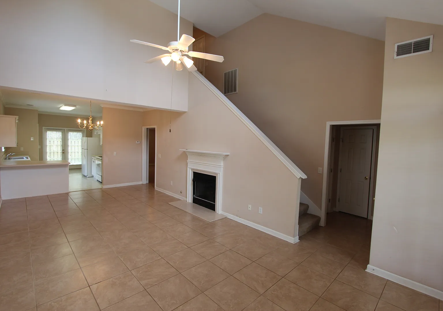 Wonderful and Large 3 Bedroom 2.5 Bath End Unit Townhome w/Garage — Photo 3