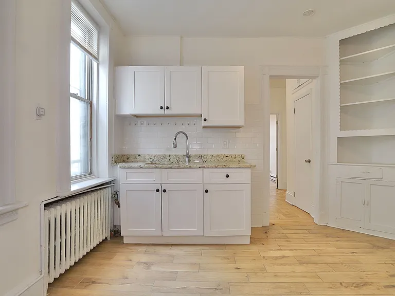 327 Jackson St #18 — Photo 4