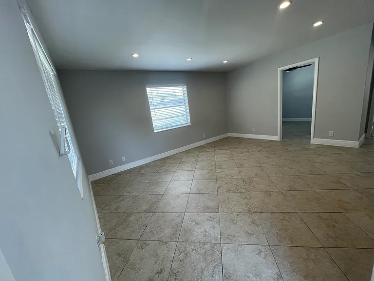 215 SW 16th St #4 — Photo 13
