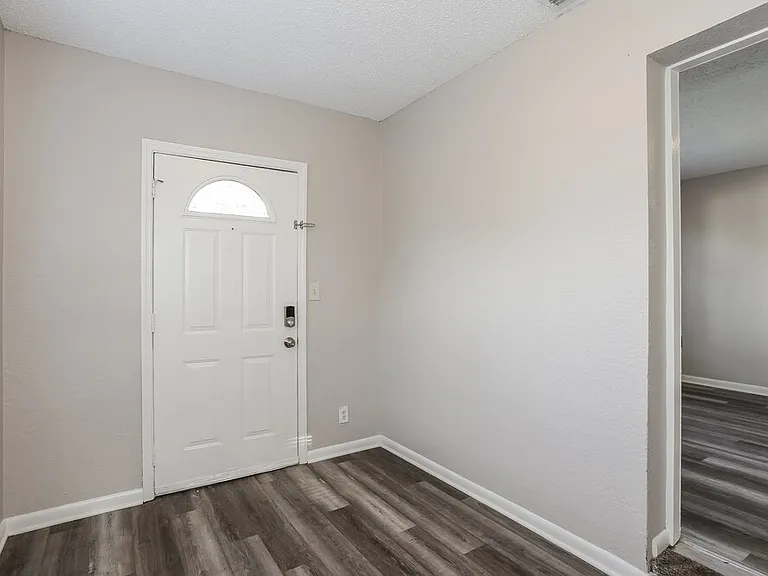 5528 Vernon Rd — Photo 3