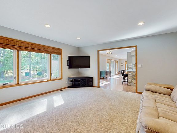 4th image of 570 N Sharon Dr