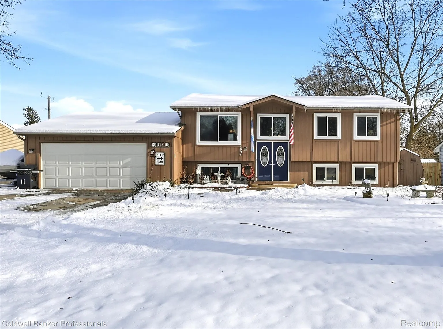 4904 Lake Grove Dr photo 1