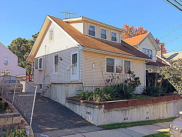 91 Tiona Ave photo 1