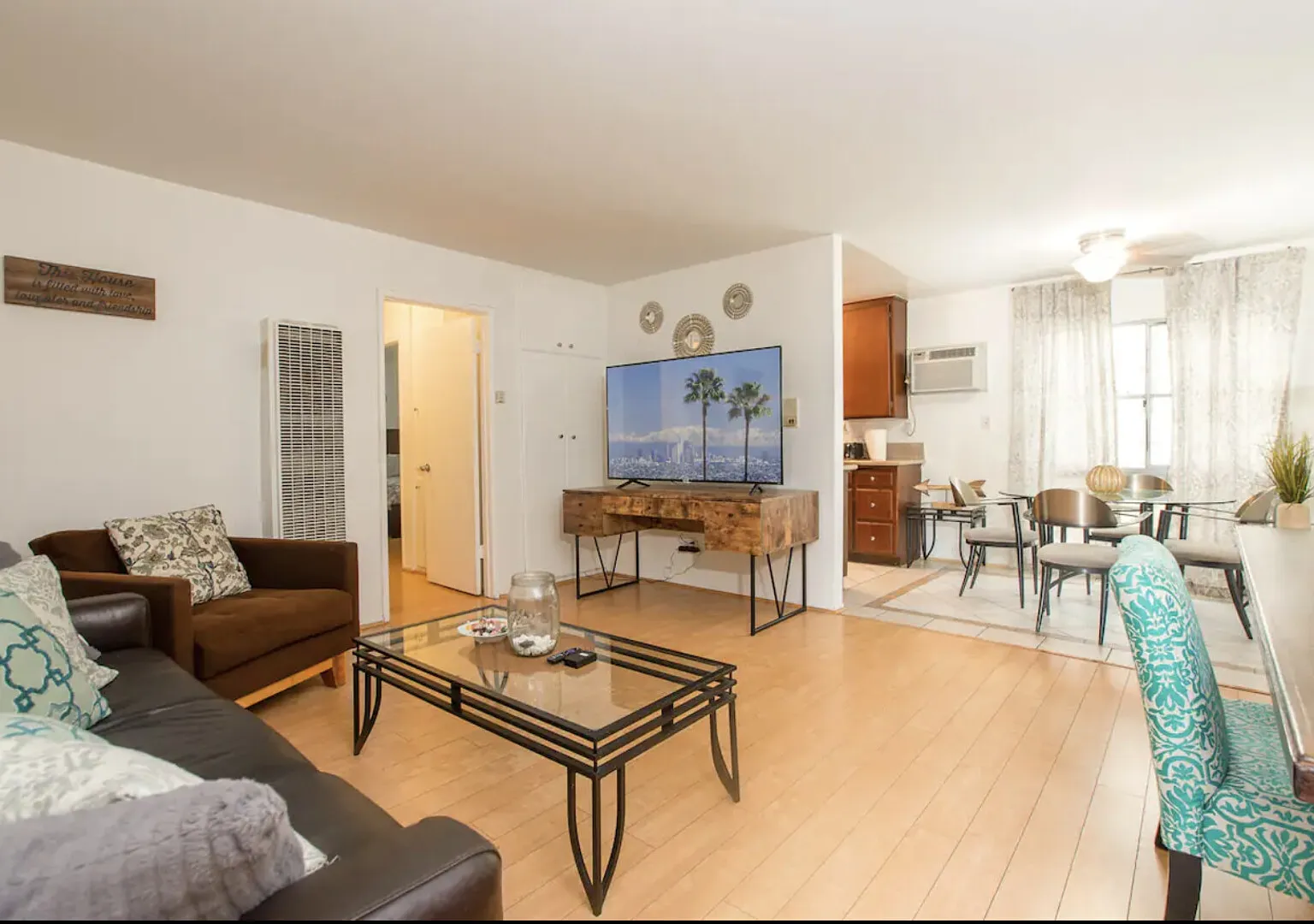 Comfy, Spacious 2 Bedroom Flat in Central West Hollywood — Photo 2