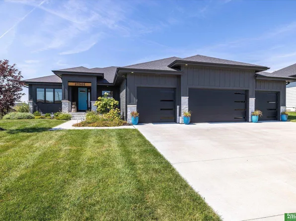 20988 Jaynes St, Elkhorn, NE 68022