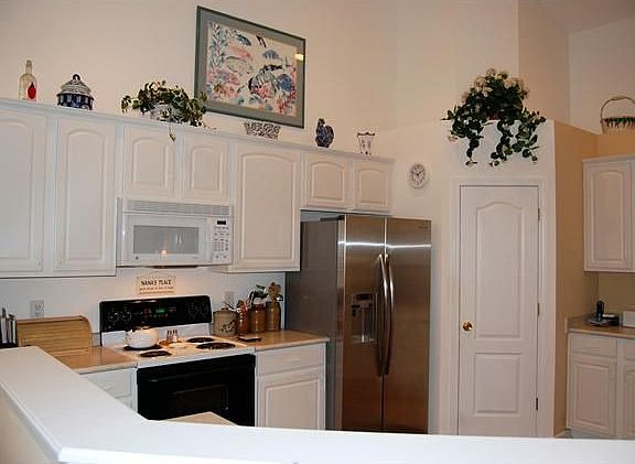 12x10 kitchen has lots of upgraded cabinets, a pantry, tons of counter space