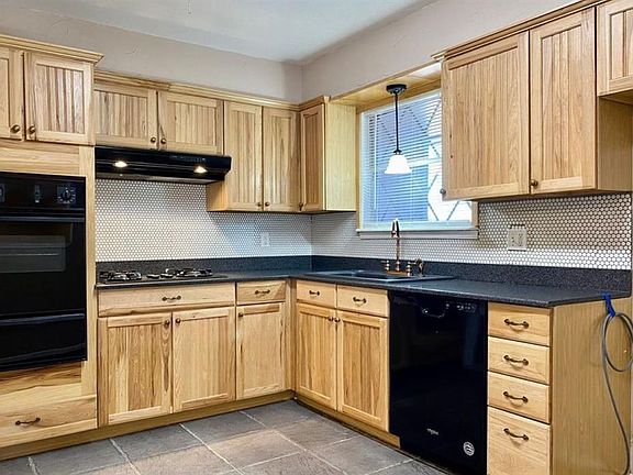 2nd image of 1411 Hampton Dr