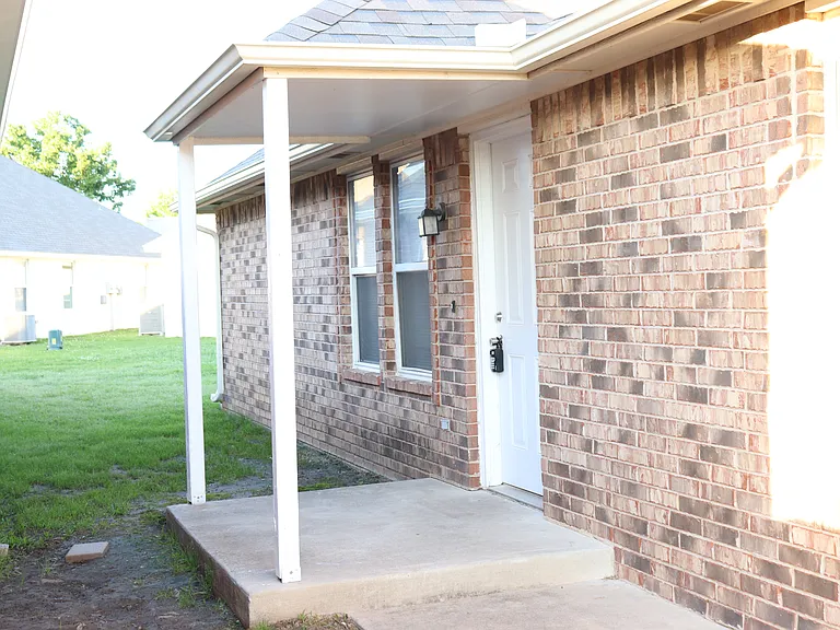 1215 Eastgate Dr — Photo 1