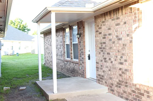 1215 Eastgate Dr Photo 1