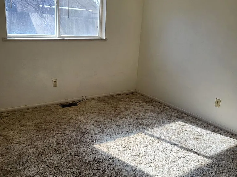 1005 W Midway St — Photo 6