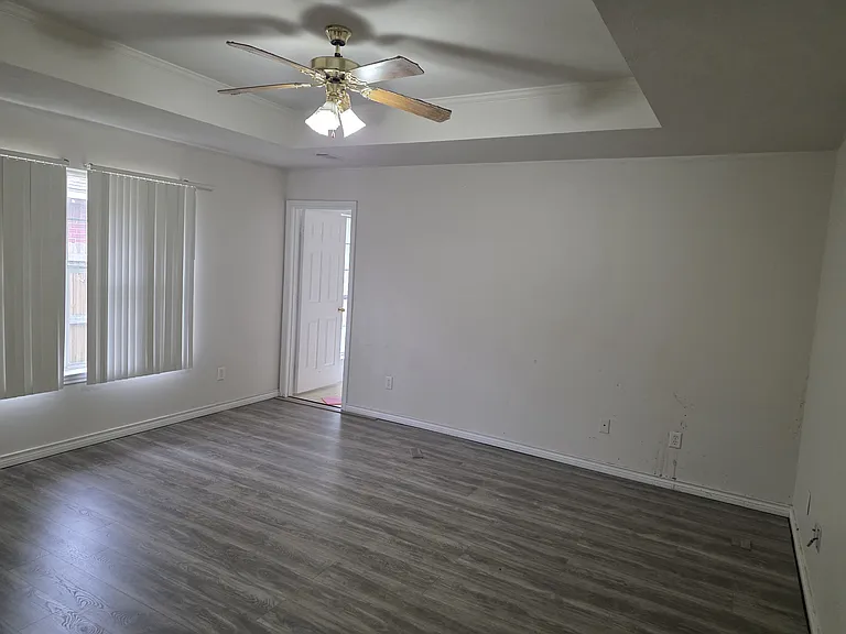 1307 Mullins Loop N — Photo 2