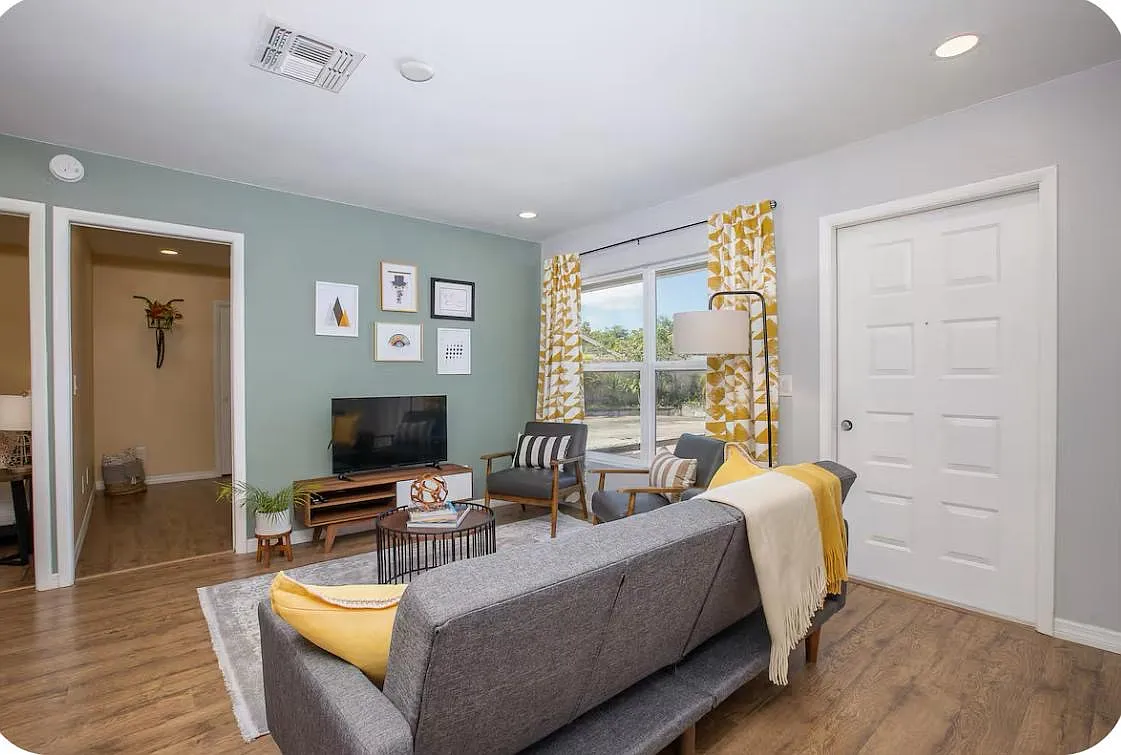 2 bed, 900 sqft, $2,400 — Photo 3
