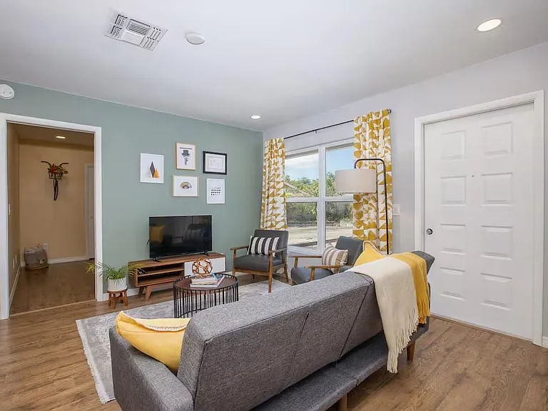 2708 Muscatello St — Photo 3