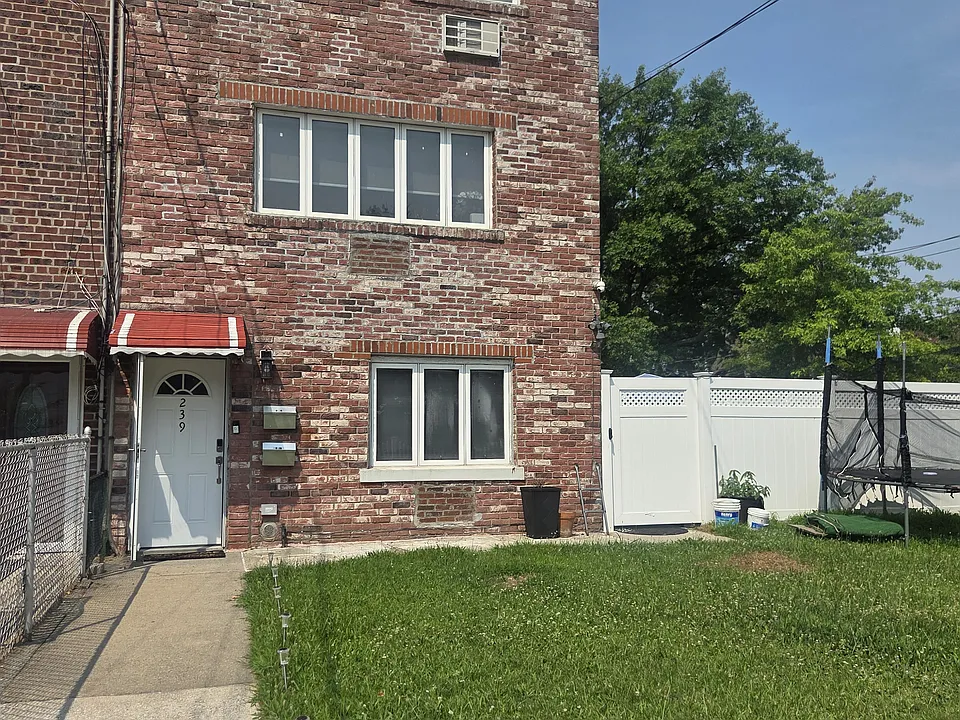 239 Hollywood Ave #1