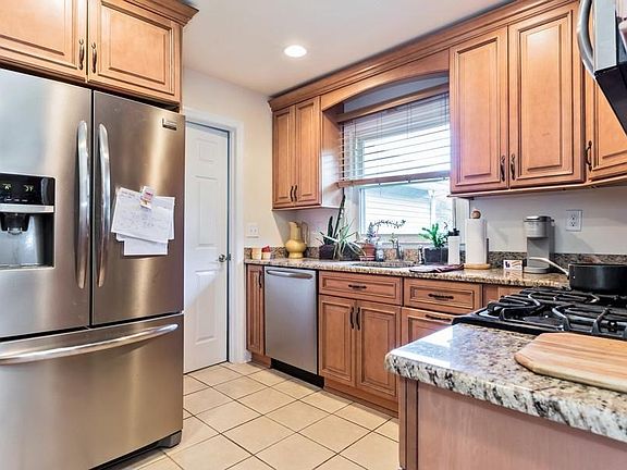 4th image of 326 Ramapo Valley Rd