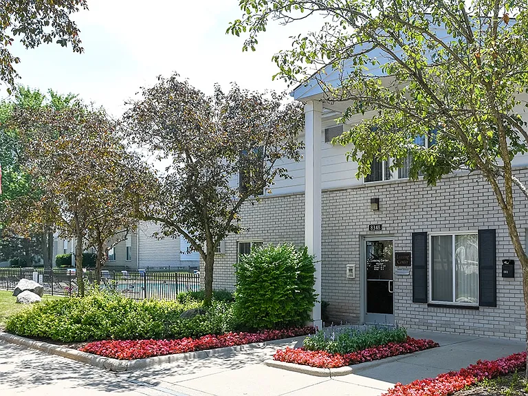 Sterling Park Apartments — Photo 3
