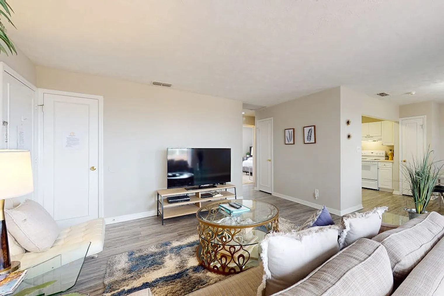 2 bed, 1.0 bath, 1033 sqft, $2,511 — Photo 2