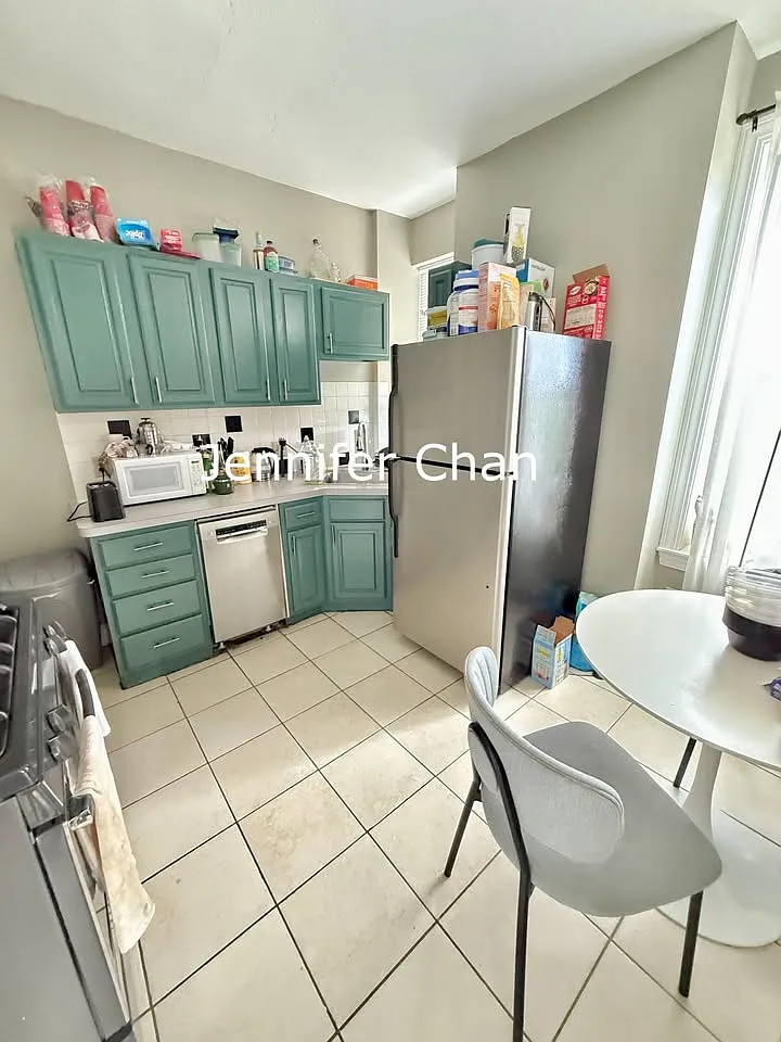 4 bed, 1200 sqft, $4,400 — Photo 2