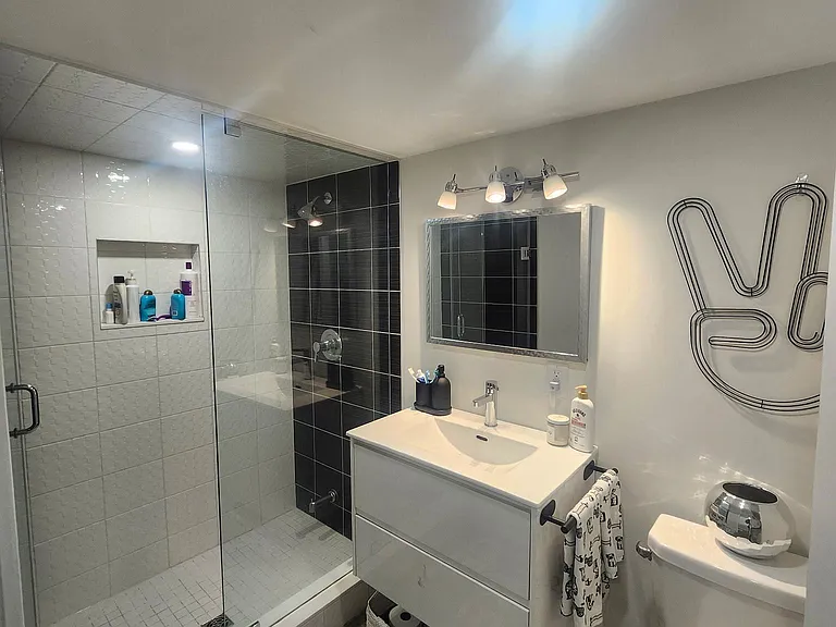 967 Dovercourt Rd #BASEMENT — Photo 8