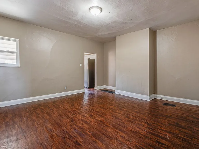 2120 Salisbury St S — Photo 11