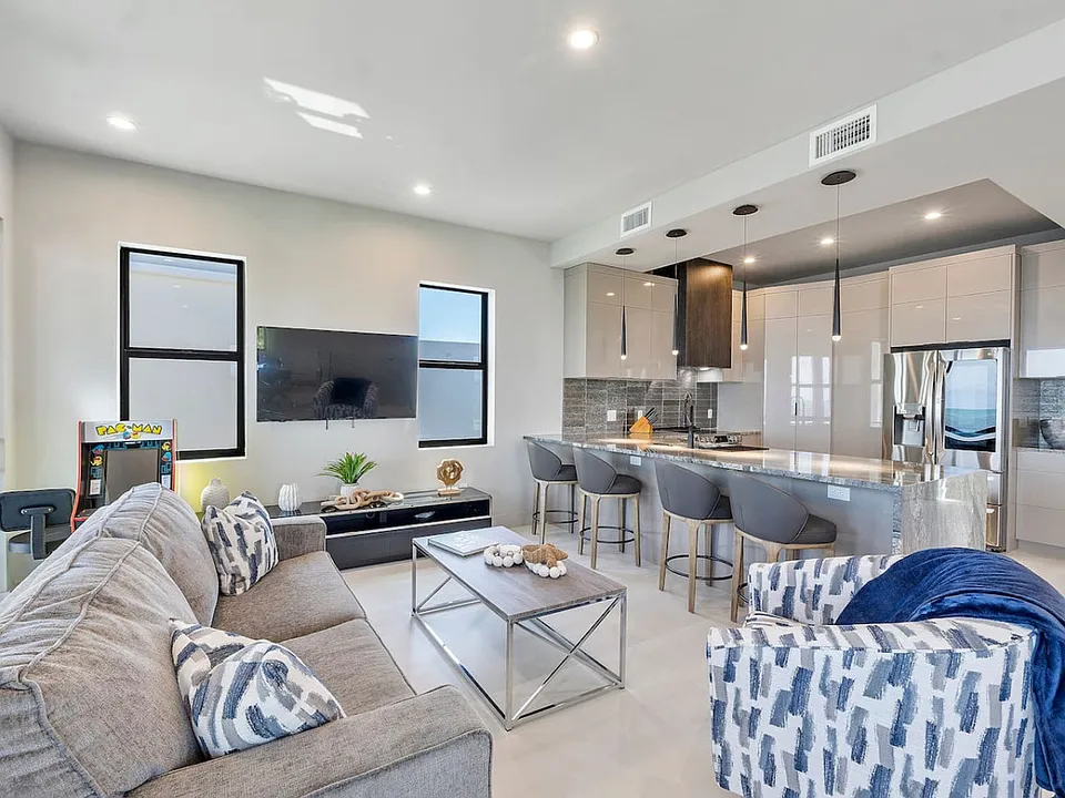 99 Seaside Ave #ID1369658P
