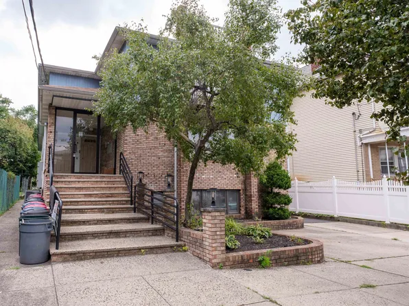 124-126 W 33rd St #1, Bayonne, NJ 07002