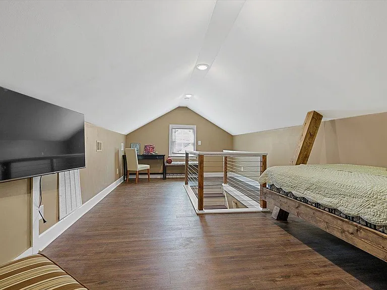 Landon's Room in the walk-up attic at Hunsucker's Place features two twin memory foam beds, a Smart TV, and a cozy ambiance. This charming space offers comfort and privacy, all just minutes from Downtown Greensboro and Cone Health Hospital.