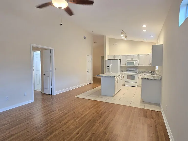 1463 SE Tidewater Pl — Photo 13