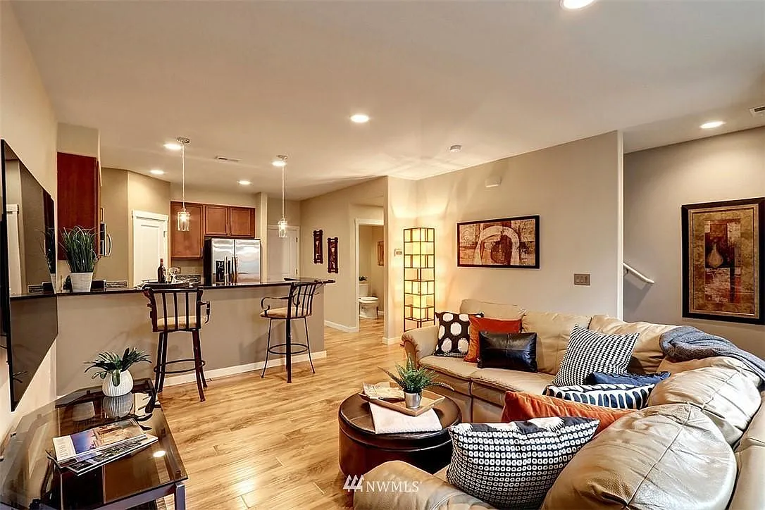 3 bed, 2.5 bath, 1537 sqft, $3,200 — Photo 2