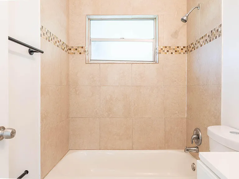 314 E Gateway Blvd — Photo 16