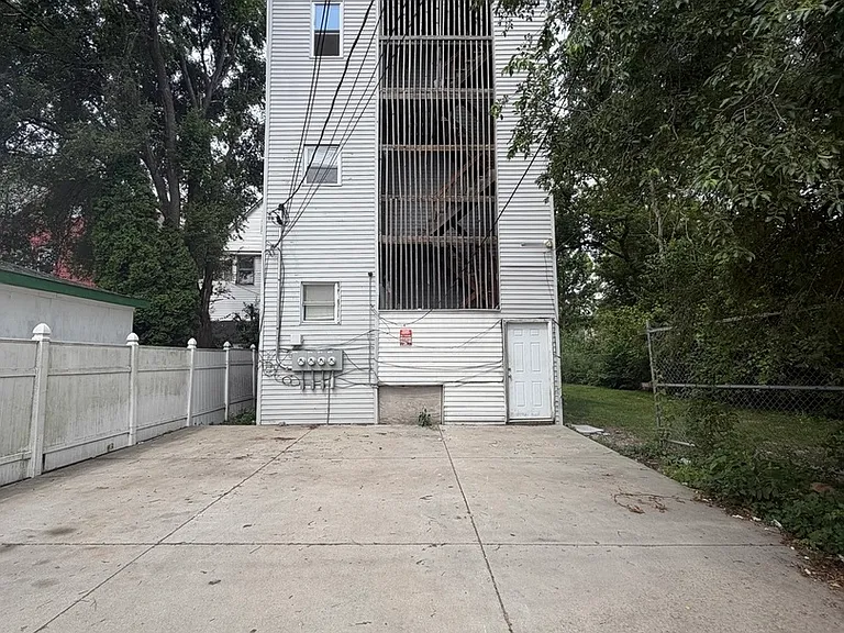 8835 S Commercial Ave #1 — Photo 1
